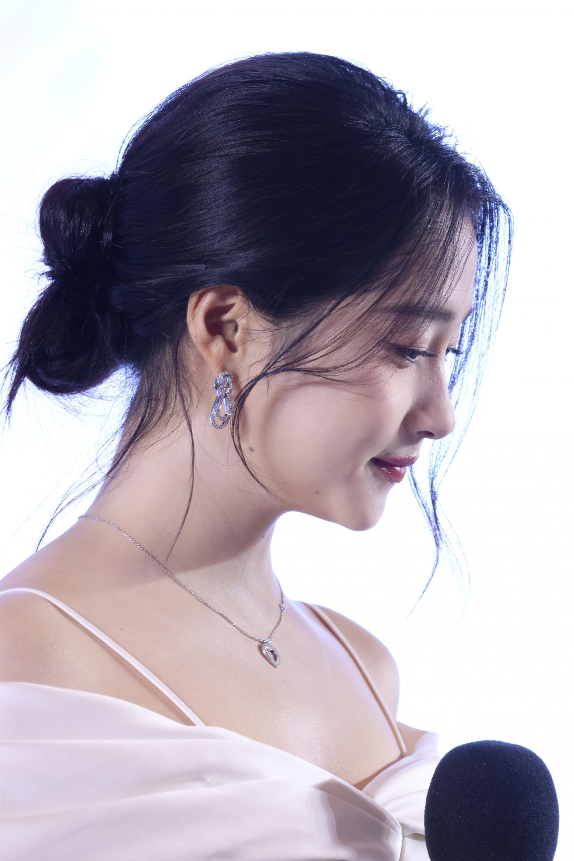 关晓彤右侧边半脸漏香肩现场生图照[9]